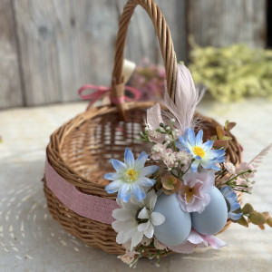 Koszyk na Wielkanoc, wiklinowy koszyczek z dekoracją