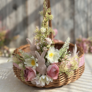 Koszyk na Wielkanoc, wiklinowy koszyczek z ceramicznymi zającami