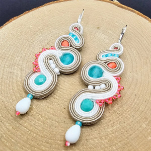 Biało kolorowe kolczyki sutasz z jadeitem