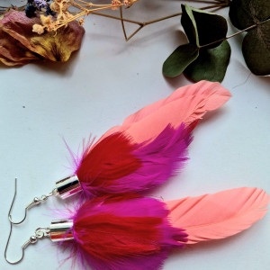 Kolczyki czerwono rózowe pióra