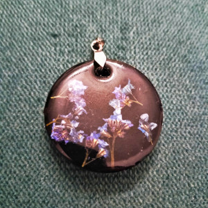 Wisiorek z prawdziwymi niezapominajkami w żywicy – czarna zawieszka handmade | unikatowa biżuteria z kwiatami | prezent dla kobiety