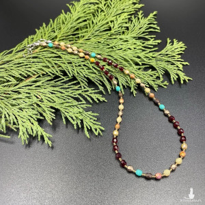 Krótki koralikowy naszyjnik beżowy kolorowy #1106