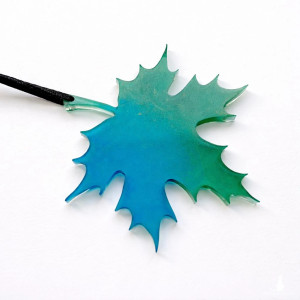 Zawieszka liść z żywicy – wiosenna dekoracja na ścianę, okno lub wisiorek