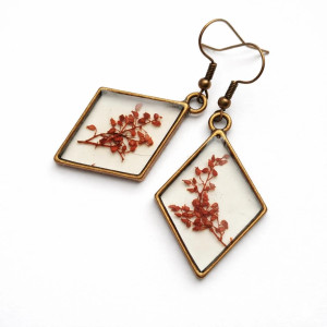 Kolczyki z żywicy w antycznej oprawie – czerwone kwiaty szczawiu romby