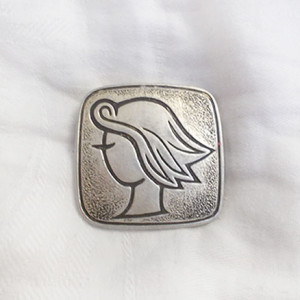 retro broszka prl, vintage broszka metalowa, rosyjska broszka z metalu, radziecka broszka, broszka z twarzą kobiety, metalowa biżuteria z prl, vintage ozdoby z metalu, prl ozdoby