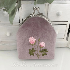 Portmonetka damska welurowa “Kwiat koniczyny” haftowana ręcznie