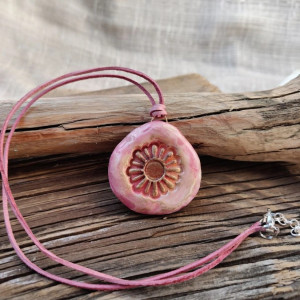 Różany Kwiat – Artystyczny wisiorek z glinki