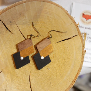 Dwuwarstwowe Kolczyki Geometryczne – Drewno, Złoto i Czerń