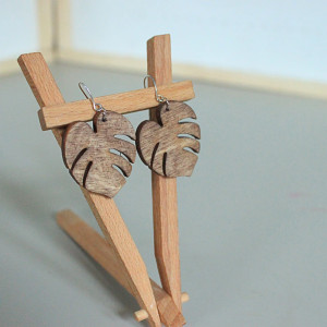 Drewniane Kolczyki Monstera – Botaniczny Styl & Natura