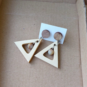 Geometryczne Kolczyki „Trójkąty” – Piaskowy Beż & Kamień