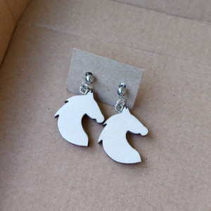 🐎 Drewniane Kolczyki „White Horse” – Minimalizm & Pasja