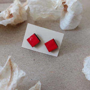 Drewniane Kolczyki „Czerwona Elegancja” – Minimalistyczne Sztyfty