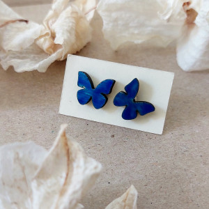 Drewniane Kolczyki „Szafirowe Motyle” – Urok i Wolność