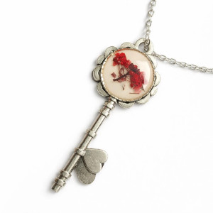 Wisior z żywicy klucz – czerwone kwiaty smagliczki rękodzieło