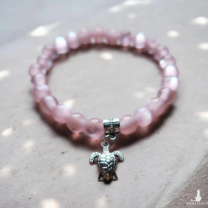 Stylowa bransoletka w odcieniu pudrowego różu z zawieszką żółwia