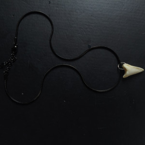 Wężykowy czarny naszyjnik z kością sarny