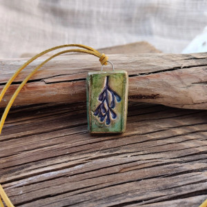 Leśny Amulet – wisiorek z motywem gałązki