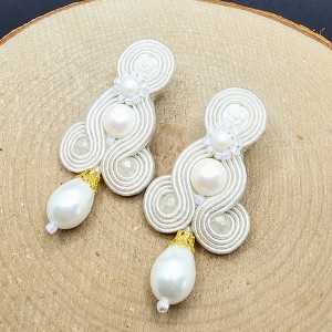 Białe sztyfty sutasz z szklanymi perłami