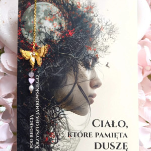 Książka "Ciało które pamięta duszę" z zakładką