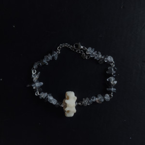 Bransoletka z kością szczeniaka oraz kwarcem z turmalinem