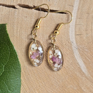 Złote kolczyki wiszące z różowymi prawdziwymi kwiatami