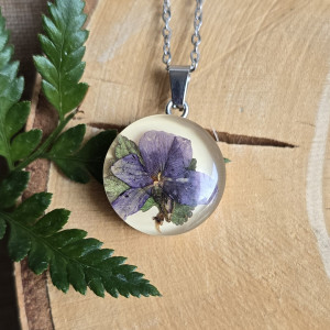 Zawieszka z fioletowym kwiatem