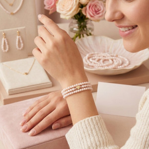 Bransoletka z pudrowych koralików ze złotym sercem - potrójna, subtelna elegancja