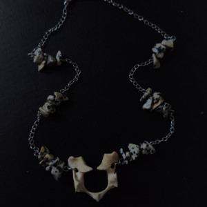 Naszyjnik z kręgiem młodego dzika oraz jaspisem dalmatyńskim