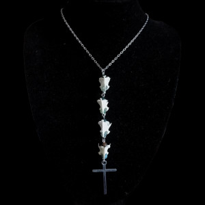 Długi naszyjnik z krzyżem