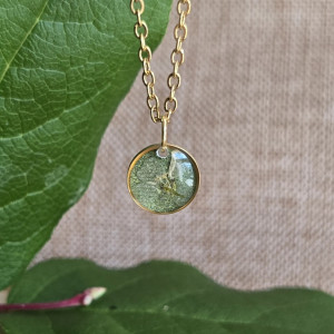 Złota zawieszka złoty wisiorek kwiat naszyjnik żywica zielony