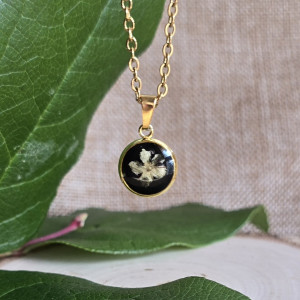 Złota zawieszka złoty wisiorek kwiat naszyjnik żywica czarna