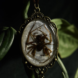 Wisior z zatopionym pająkiem w żywicy unikat