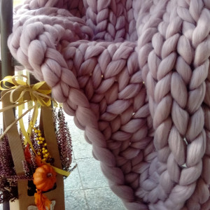 Duży koc z merynosa, brudny róż