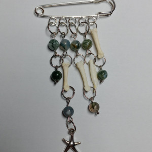 Mała ozdobna agrafka z kłem i kwarcem mszystym