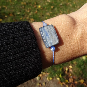 Bransoletka regulowana na nici jedwabnej Kianit Agat niebieski