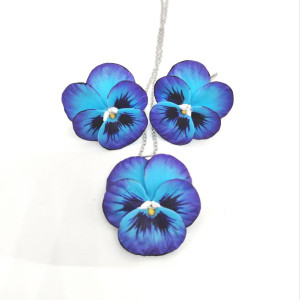 Komplet biżuterii handmade – kolczyki wiszące i wisiorek bratki biało-fioletowe, polymer clay, stal