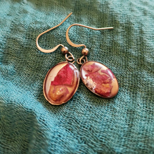 Kolczyki z prawdziwą piwonią w żywicy – biżuteria handmade ze stali nierdzewnej