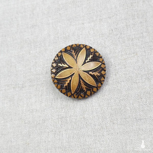 Unikatowa broszka vintage z PRL – Inkrustowane drewno, motyw rozety V 192