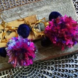 kolczyki pompony etno boho-Z mocą huraganu wbił się chomik w splot dywanu