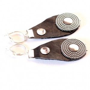 lekkie kolczyki ze skóry