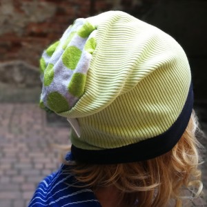 czapka damska zielona na podszewce-czapka damska zielona na podszewce granatowej