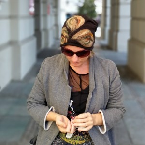 czapka wełniana damska czarna z liścmi