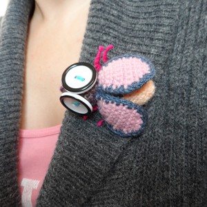 Broszka szydełkowa mucha 029