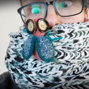 Broszka szydełkowa mucha 045