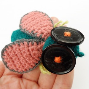 Broszka szydełkowa mucha 046