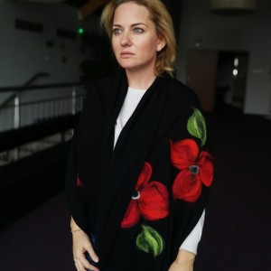 czarny szal damski zimowy z wełną merynosów handmade