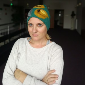 czapka wełniana filcowana turkus zimowa handmade w kwiaty