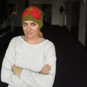 czapka wełniana filcowana zielona zimowa handmade w kwiaty na podszewce