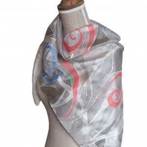 Ręcznie malowana jedwabna chusta Szara z akcentami koloru