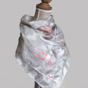 Ręcznie malowana jedwabna apaszka Szara z czerwienią